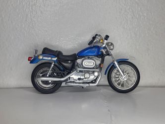 Harley Davidson  Maisto Motorcycle Die Cast Figure Lot Of 2