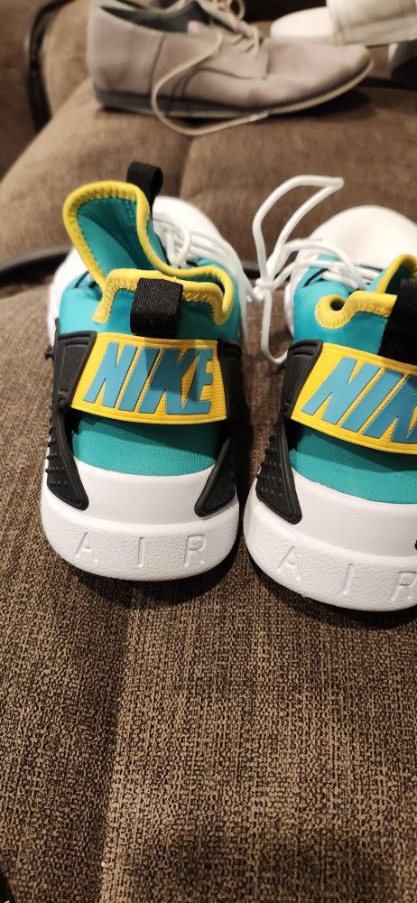 Nike Shoes Green And White Air Huarachi