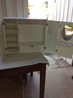 Estante _ en madera en blanco - con espejo .