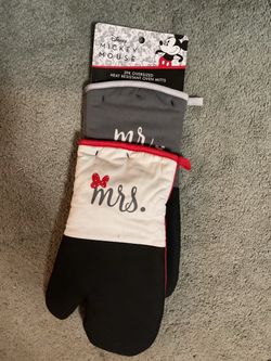 Disney Mickey Mouse Mr. & Mrs. Oven Mitts 2-Pack
