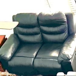 Black Leather 4-Seater Power Reclining Couch with Console – Excellent Condition!