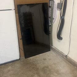 55” Emerson Flat Screen Tv With Wall Mount 