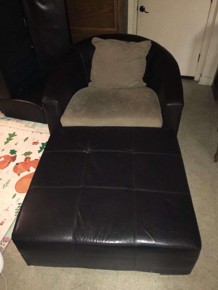 Swivel Chair With Ottoman