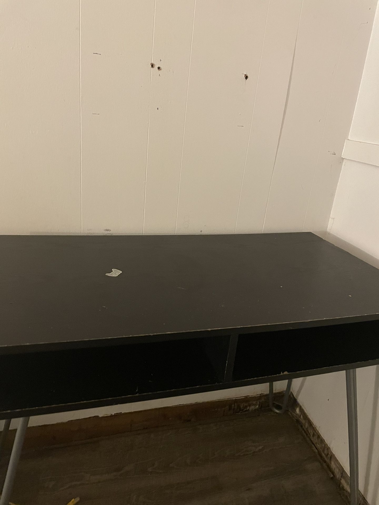 Desk Available , 100$