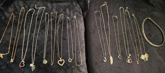 Necklaces Lot Of 16 Assorted Various Some Signed Avon,  NWT & Sarah Conventry Goldtone & Silvertone Used