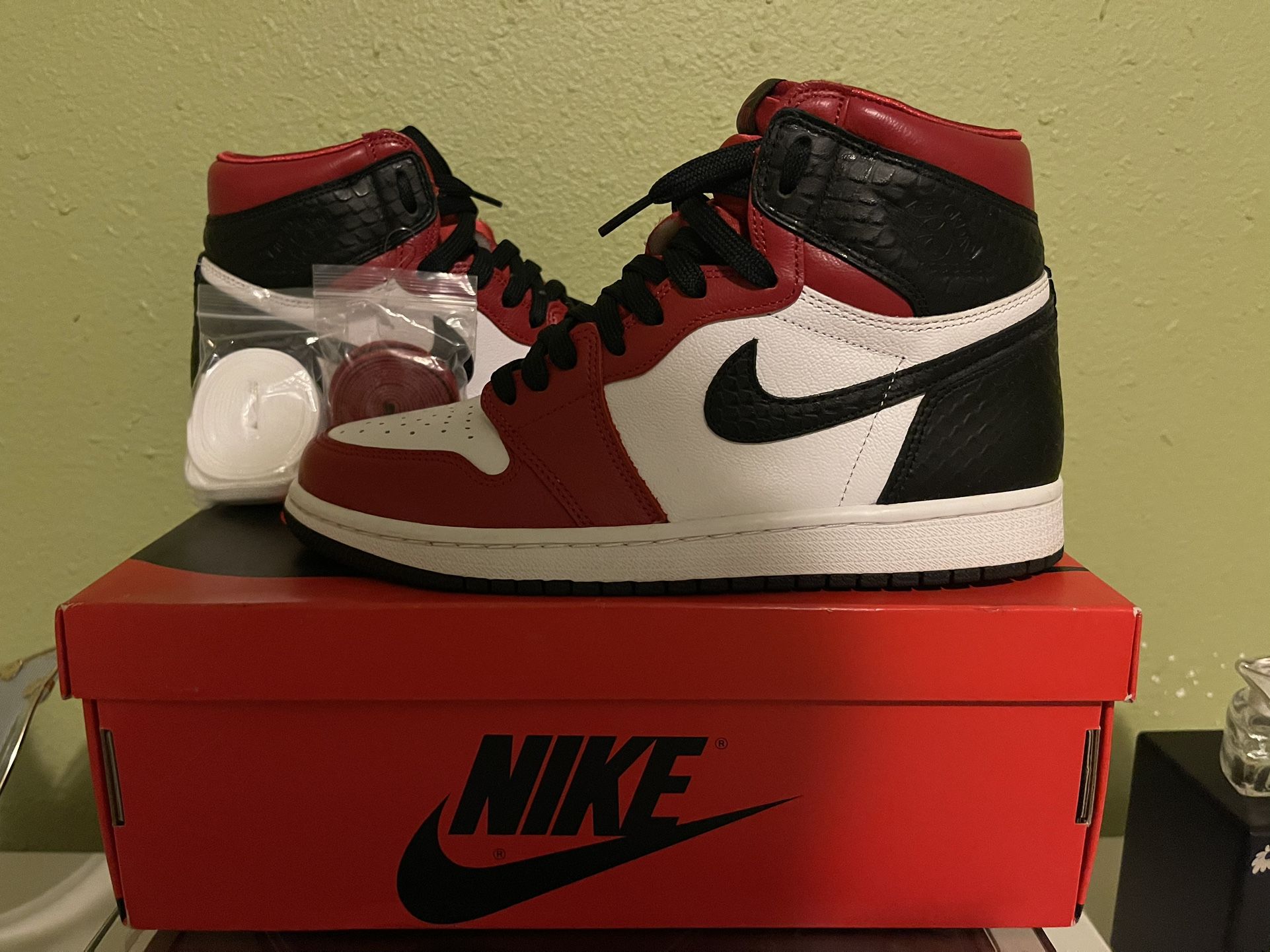 Jordan 1 Retro High Satin Snake Chicago
