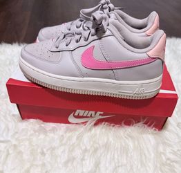 Se vende calzado de niña  Nike Air talla 5Y en perfecto estado por $25