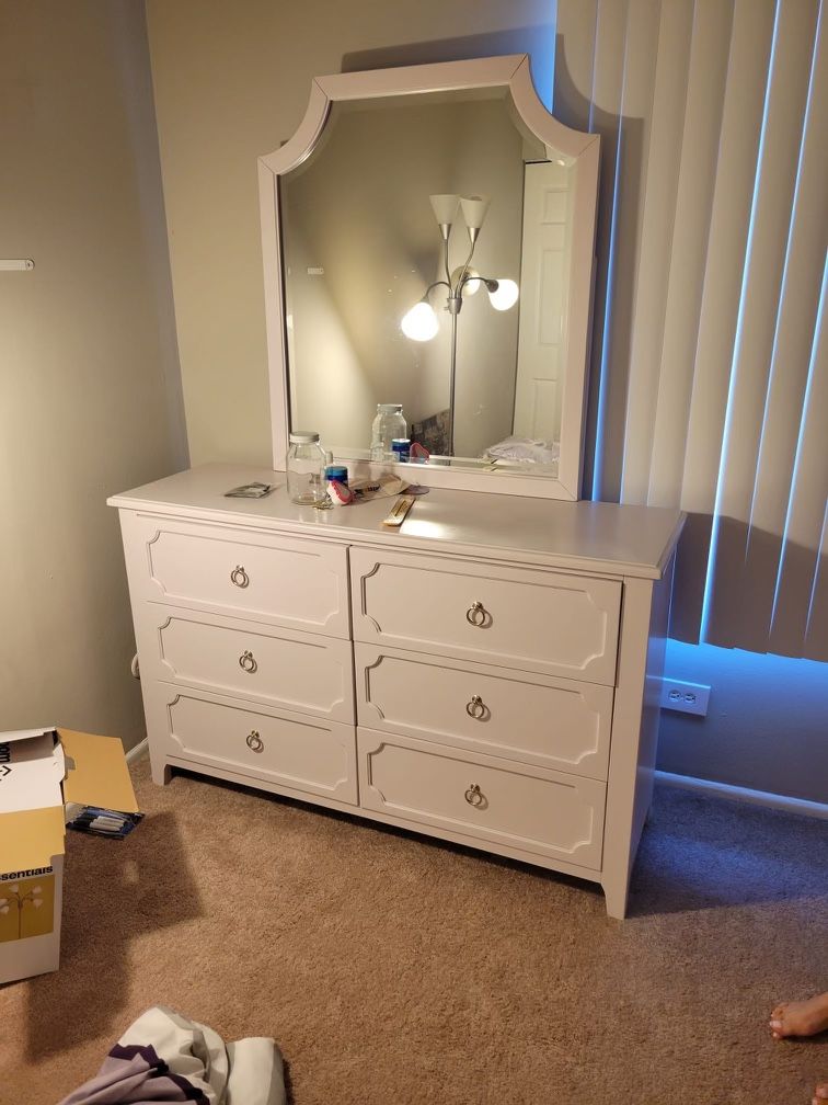 White/Lavender Canopy Bed And Dresser/vanity Set 