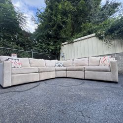 Macys Radley Sectional ( Delivery Offered ! ) 