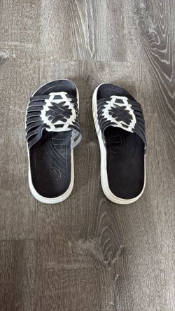 Malibu Sandals Size 7.5