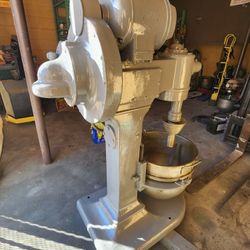 Batidora Industrial Hobart De 60 Cuartos  Esta Biejita  Pero Trabaja AL 100 220v Monofasica LA Puedes Usar Con Lus De Casa 