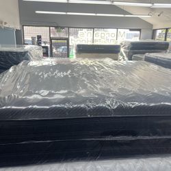 KING SIZE SIMMONS BEAUTYREST BLACK HYBRID MATTRESS & BOX SPRINGS BED SET