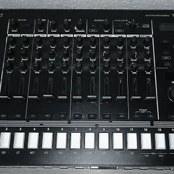 Roland Tr-8s Rhythm Performer Drum Machine
