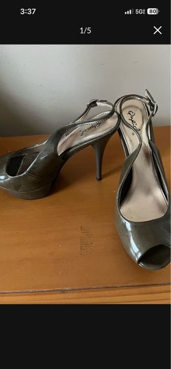 There very nice shoes the size is 8.5 The color is Gray