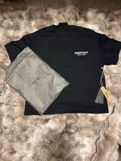 Fear of God Essentials T-Shirt 🖤 Black colorway 📏 Size S 🏷️ Brand new with tags 📦 Fast shipping