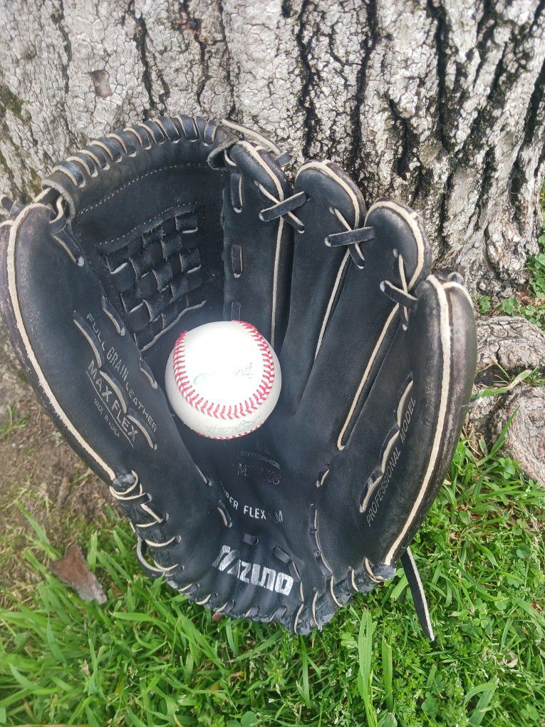 Mizuno "Techfire" Baseball/Softball Outfielders Glove 12/13 inch. LOCATED IN GLENDORA.