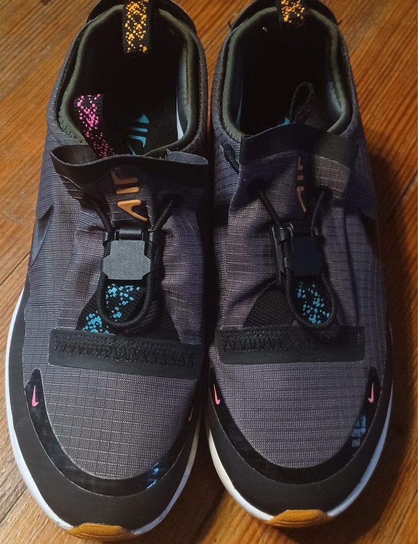 Women's Size 8.5 Newer Condition Air Max DIA Winter 