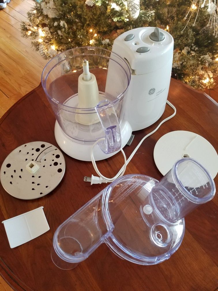GE 4 Speed Food Processor. Very clean and in perfect working condition.