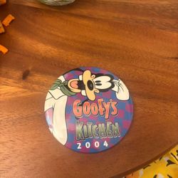 Walt Disney World Disneyland Vintage Collectible Goofy’s Kitchen Pin Button 2004 Excellent Condition