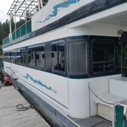 1995 PlayCraft 15 x 55‘ to50 Horse Houseboat