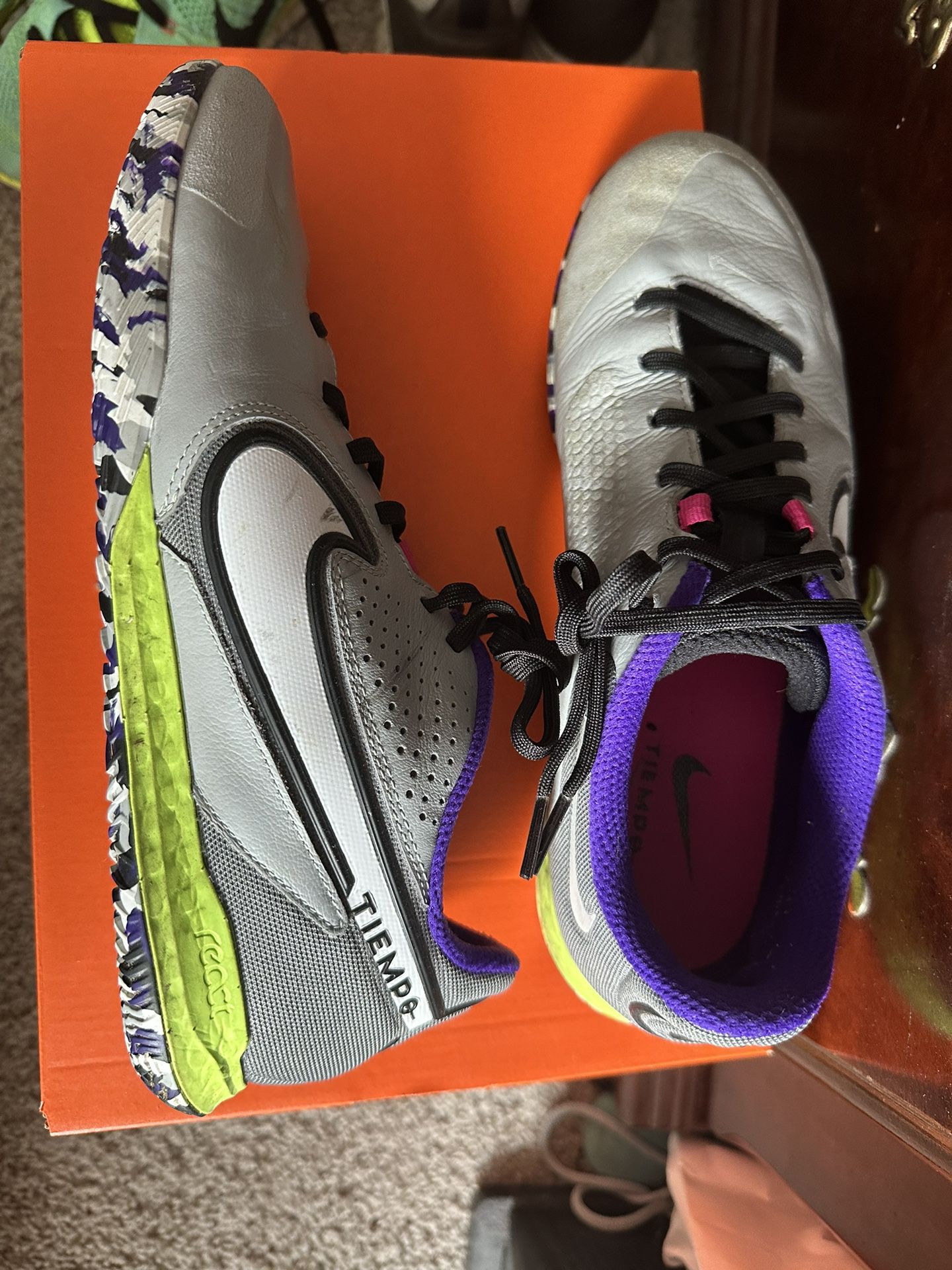 Nike Tiempo Indoor Soccer Shoes Size 8.5 Pre-Owned.