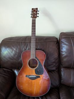 Yamaha FS700S Guitar/ 000 Grand Concert Size / Easy To Play 