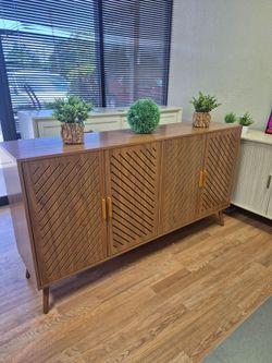 BEAUTIFUL NORDIC BUFFET OR SIDEBOARD BRAND NEW CONDITION 63X17X34 REGULABLE SHELVES CARVED DOORS