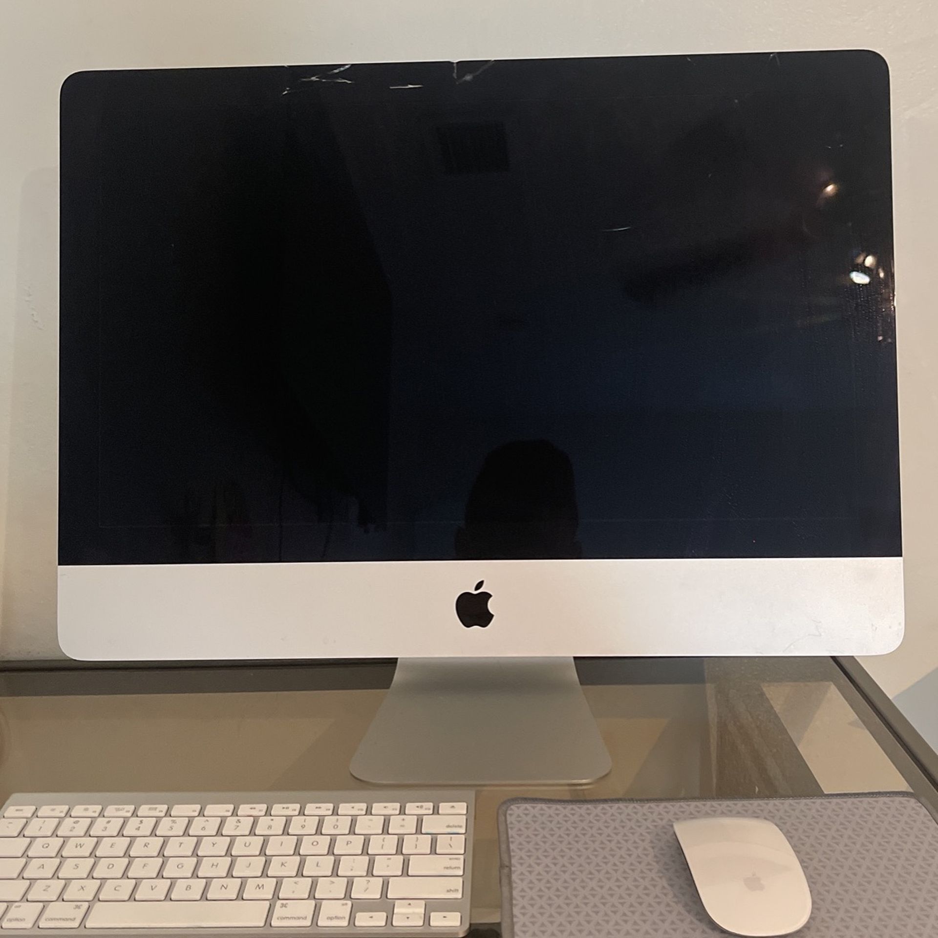 Mac OSX 2013 With Wireless Mouse, Keyboard And Mousepad Included.