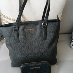 Authentic MICHAEL KORS Logo  Tote With Free Wallet