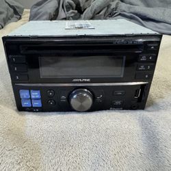 Alpine CDE-W235BT  double din Stereo 