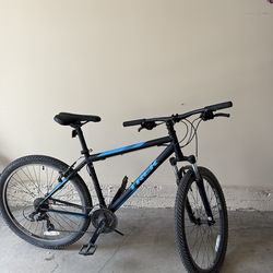 TREK 820 Mountain Bike
