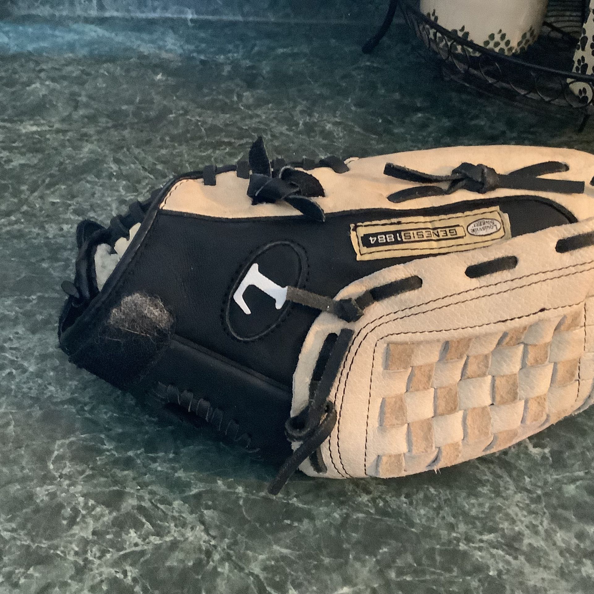 Louisville Slugger left handed baseball glove(catch w/right hand throw left) size 11”  w/2 baseballs Plainfield, Illinois