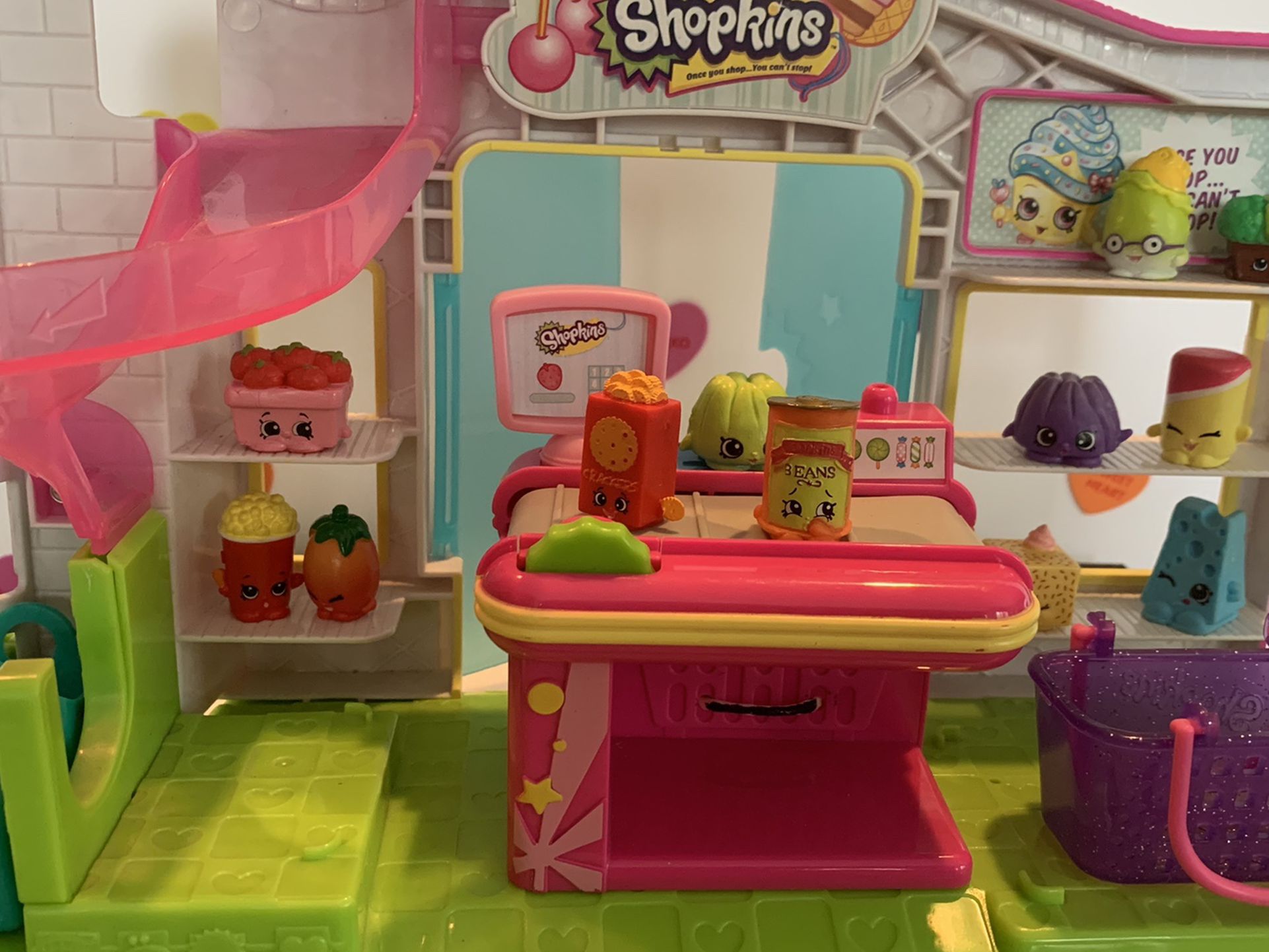 SHOPKINS GROCERY STORE WITH CUTE REGISTER (removable) 1 LARGE BASKET, 2 SMALLER BASKETS & 12 SHOPKINS! DOORS OPEN AND CLOSE