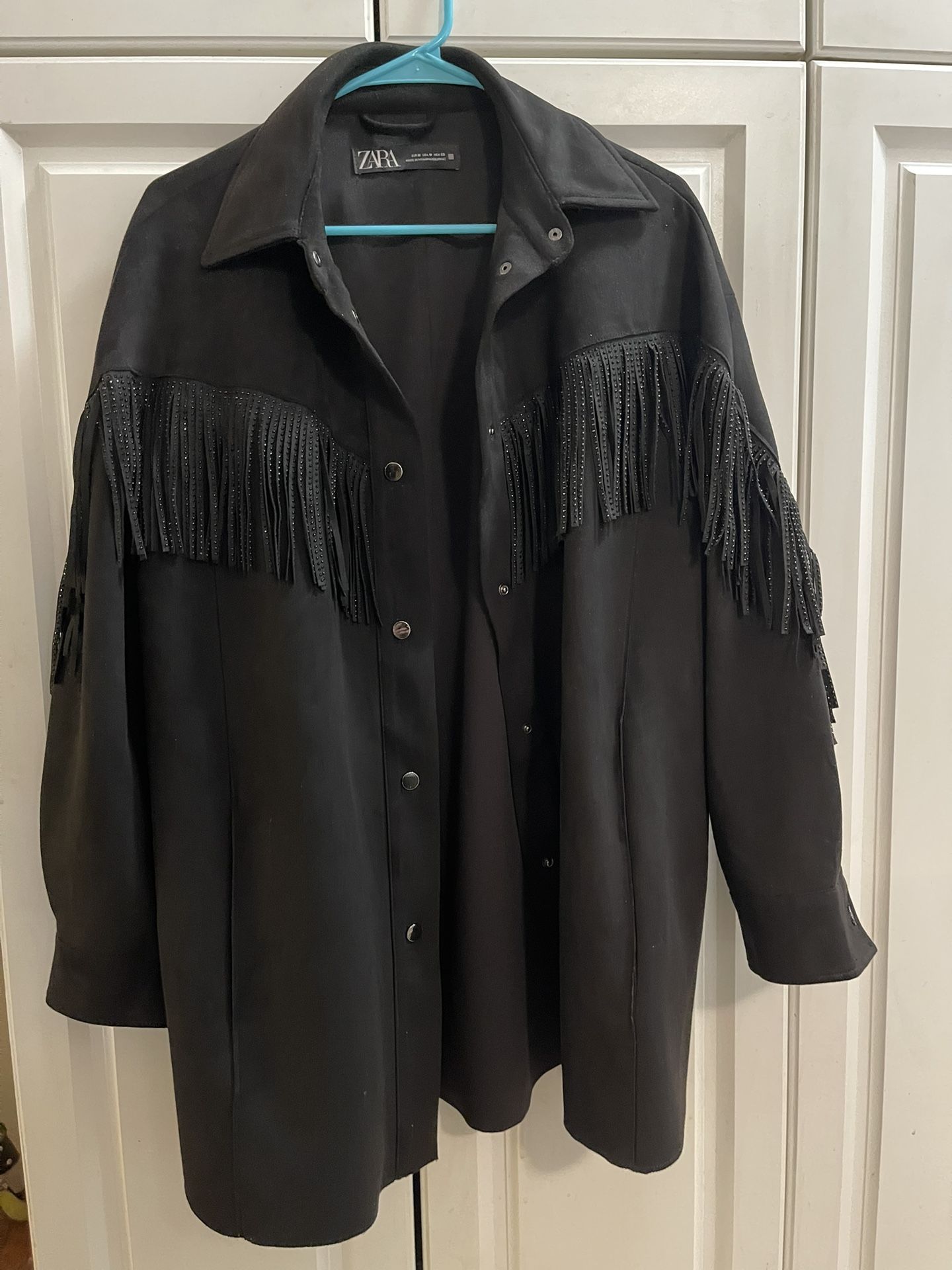 Beautiful Zara Women’s Like New Faux Suede Light Weight Black Button Down Fringe Jacket - Size Medium