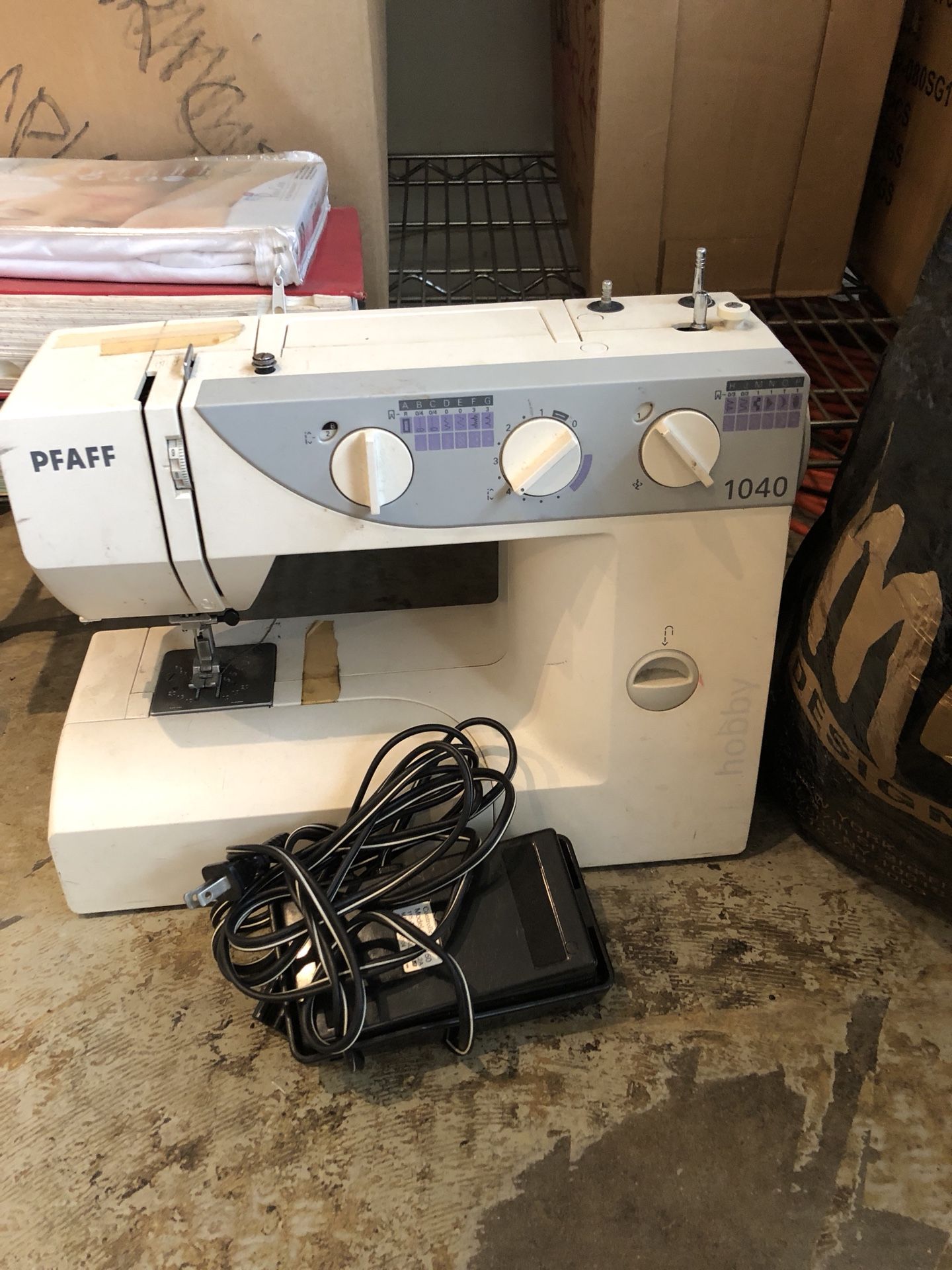 PFAFF 1040 Sewing machine and foot pedal