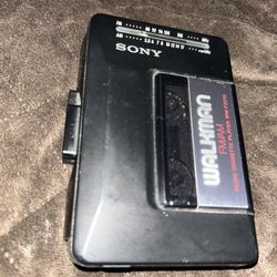 vintage SONY CASSETTE WALKMAN am/fm radio