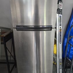 18 CU FT Whirlpool Refrigerator 