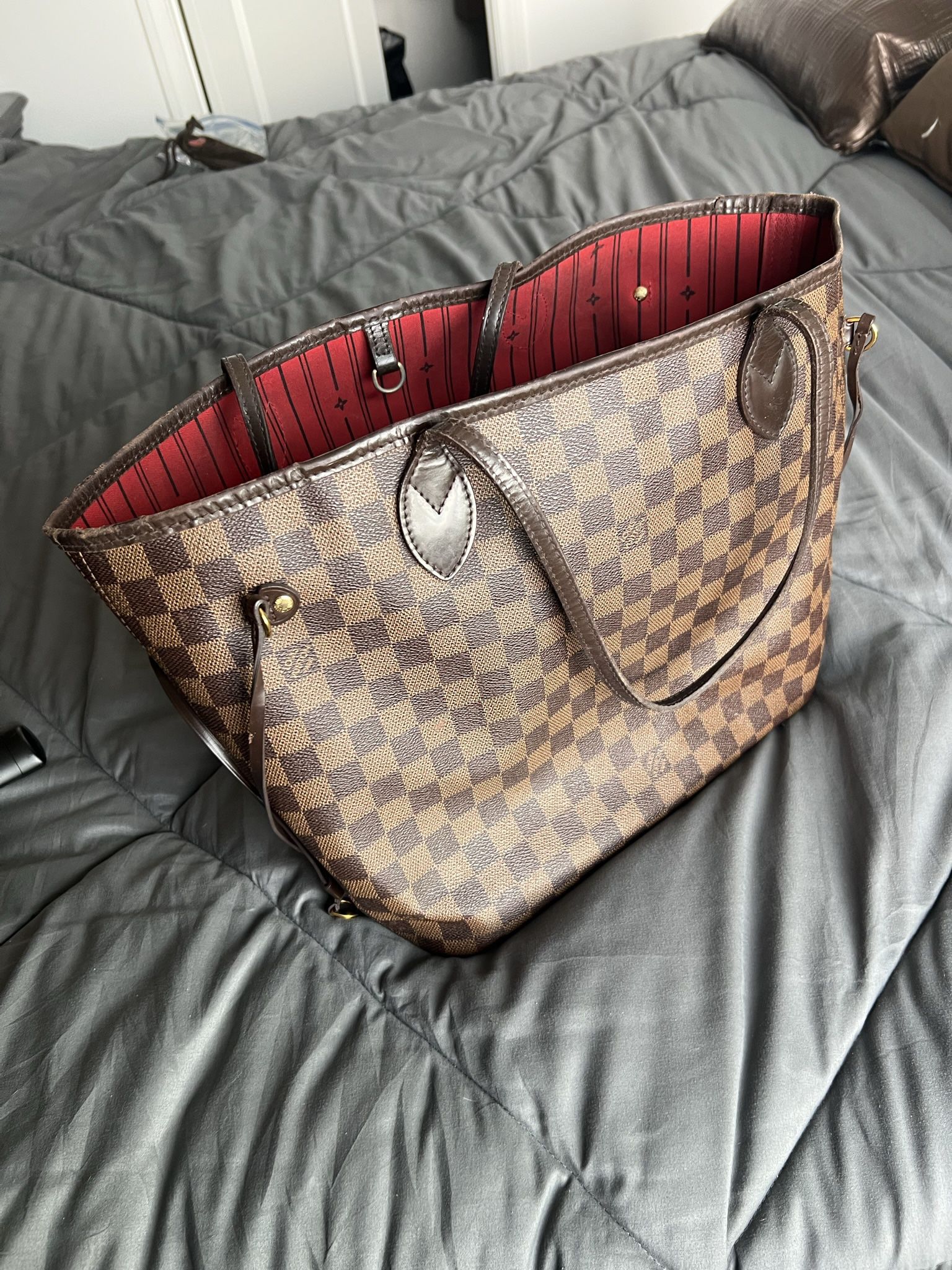 Louis Vuitton LV Los Angeles City Guide Book Like New No Sign Of Wear for  Sale in Chino, CA - OfferUp
