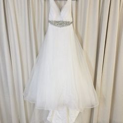 Never Worn — Wedding Dress