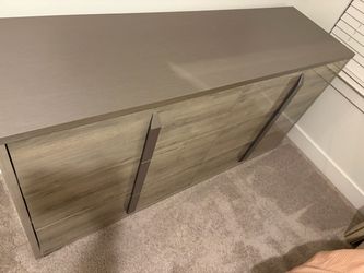Dresser excellent looks new