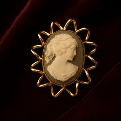 Vintage 1970s Cameo Brooch Gold Ribbon Edge, 1x1.5”