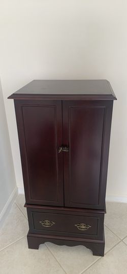 VTG Bombay jewelry armoire , 6 drawers