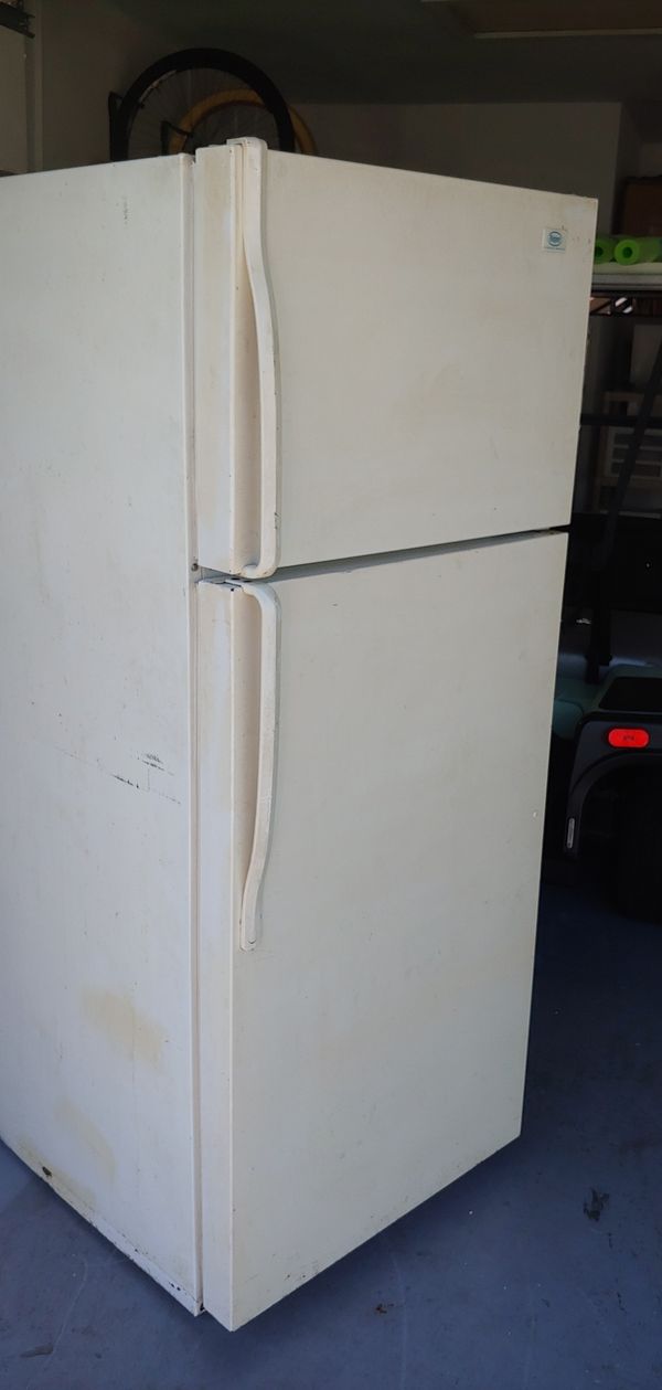 Whirlpool by Roper 18 CU FT refrigerator with ice maker 31 x 28 x 68