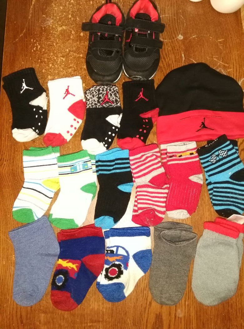 Tenis número 4, 14 pares de calcetines, un gorro y un par se guantes todo por $6