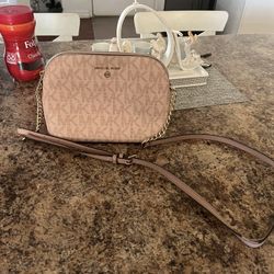 A Small Purse Michael Kors Used Excellent Condition Very Clean