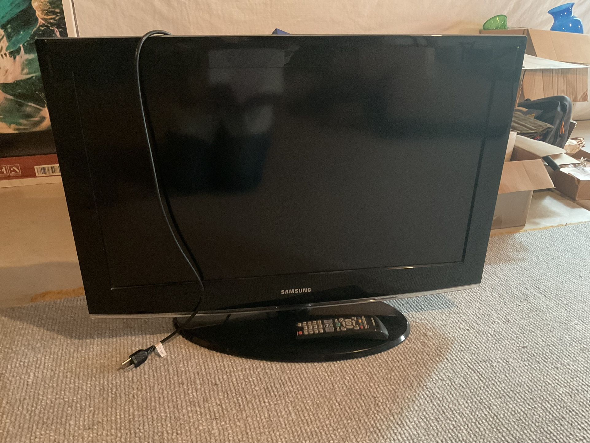 Samsung flat Screen 32 inch. Color with remote - Gaming TV