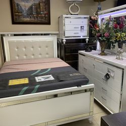4 Pc Queen Bedroom Set FLOOR DISPLAY REGULAR PRICE$1998 ON SALE:$1500