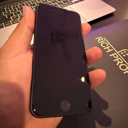 iPhone SE third generation  (unlocked) 128gb