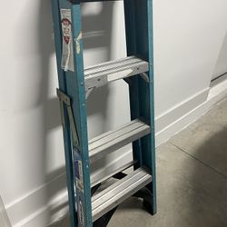 Werner 4 ft. Fiberglass Step Ladder FS-104