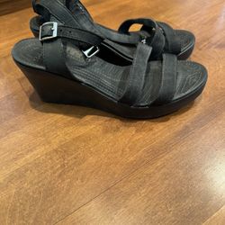 Woman’s Crocs Wedge Sandals Shipping Avaialbe 